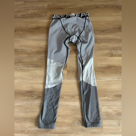 Nike Pro Athletic Tights - Picture 2 of 3